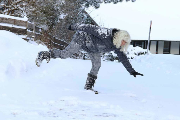 gefahrlich glatte strassen und gehwege im winter gefahrlich glatte strassen und gehwege im winter