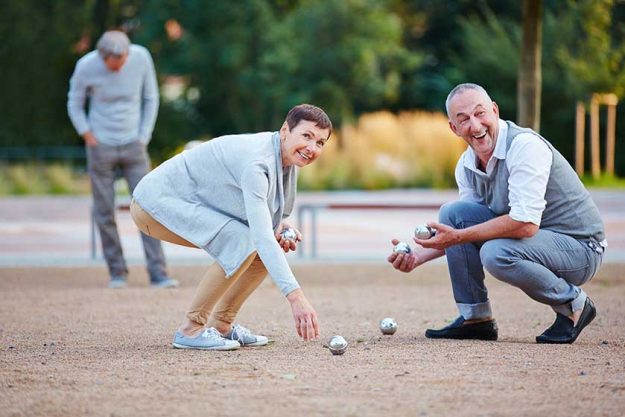 senioren beim boule spielen heben kugeln auf senioren beim boule spielen heben kugeln auf