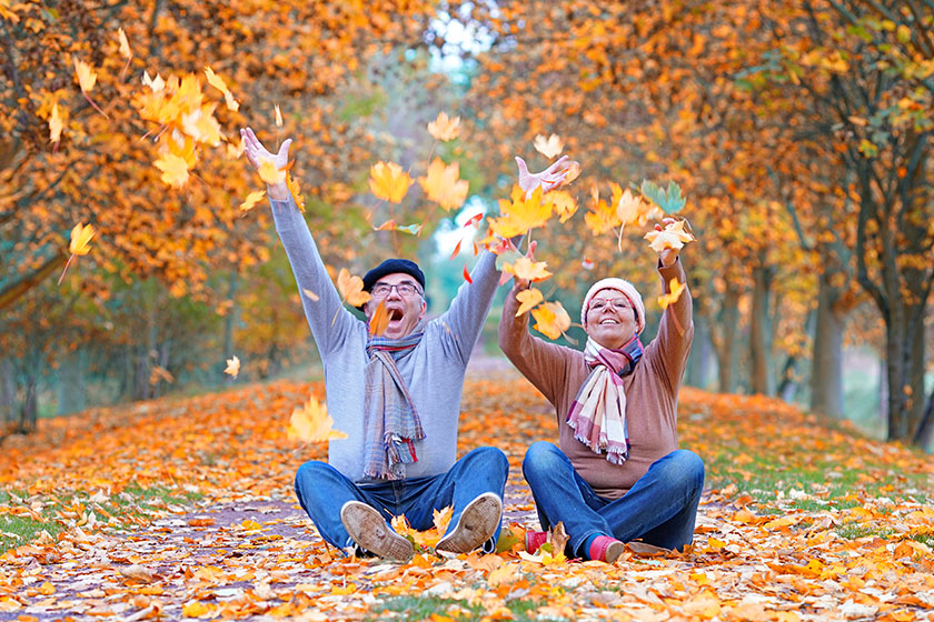 seniorenpaar voller freude im herbst
