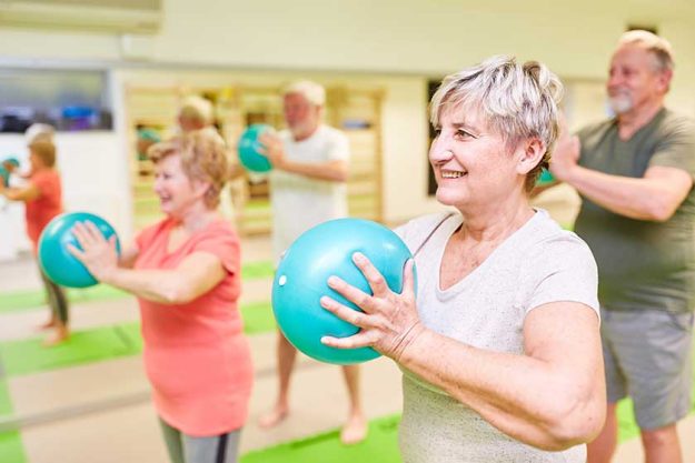 ruckengymnastik mit dem mini gymnastikball