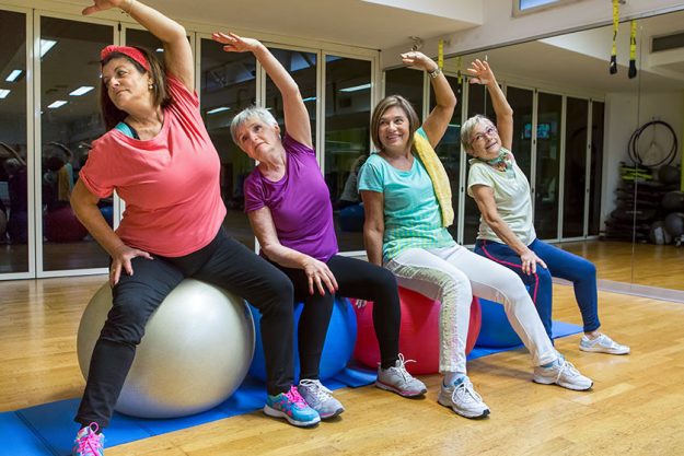 gruppo di anziane signore si allena allegramente gruppo di anziane signore si allena allegramente