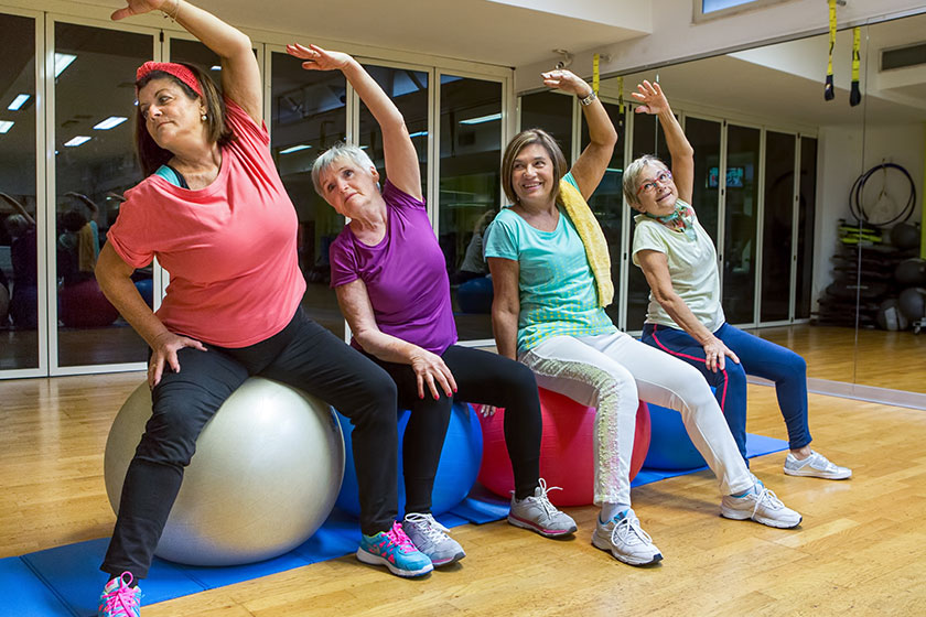 gruppo di anziane signore si allena allegramente