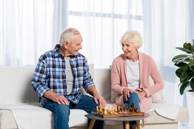 photo senior couple playing chess home