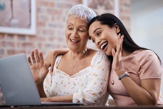 fam senior woman using laptop