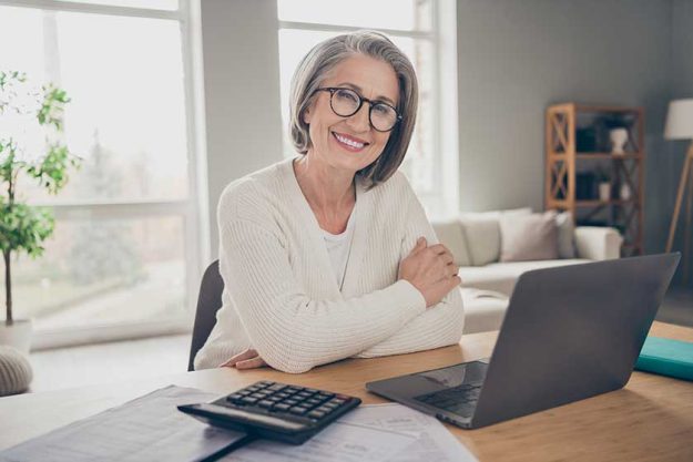 photo clever cheerful senior lady entrepreneur dressed white cardigan finish photo clever cheerful senior lady entrepreneur dressed white cardigan finish