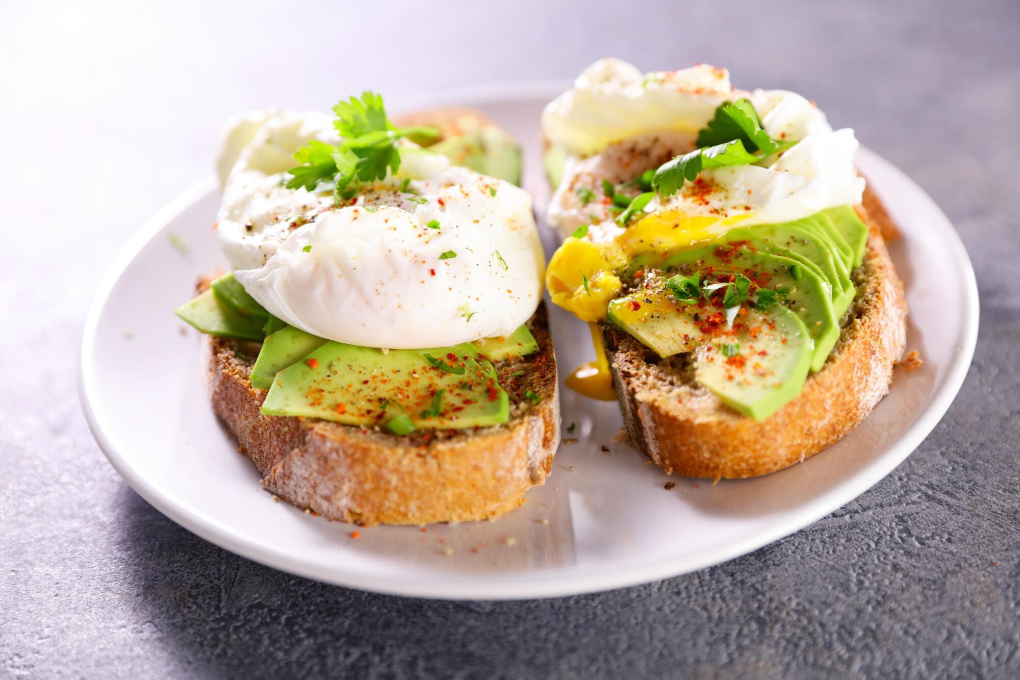 Bread,Toast,With,Avocado,And,Poached,Egg