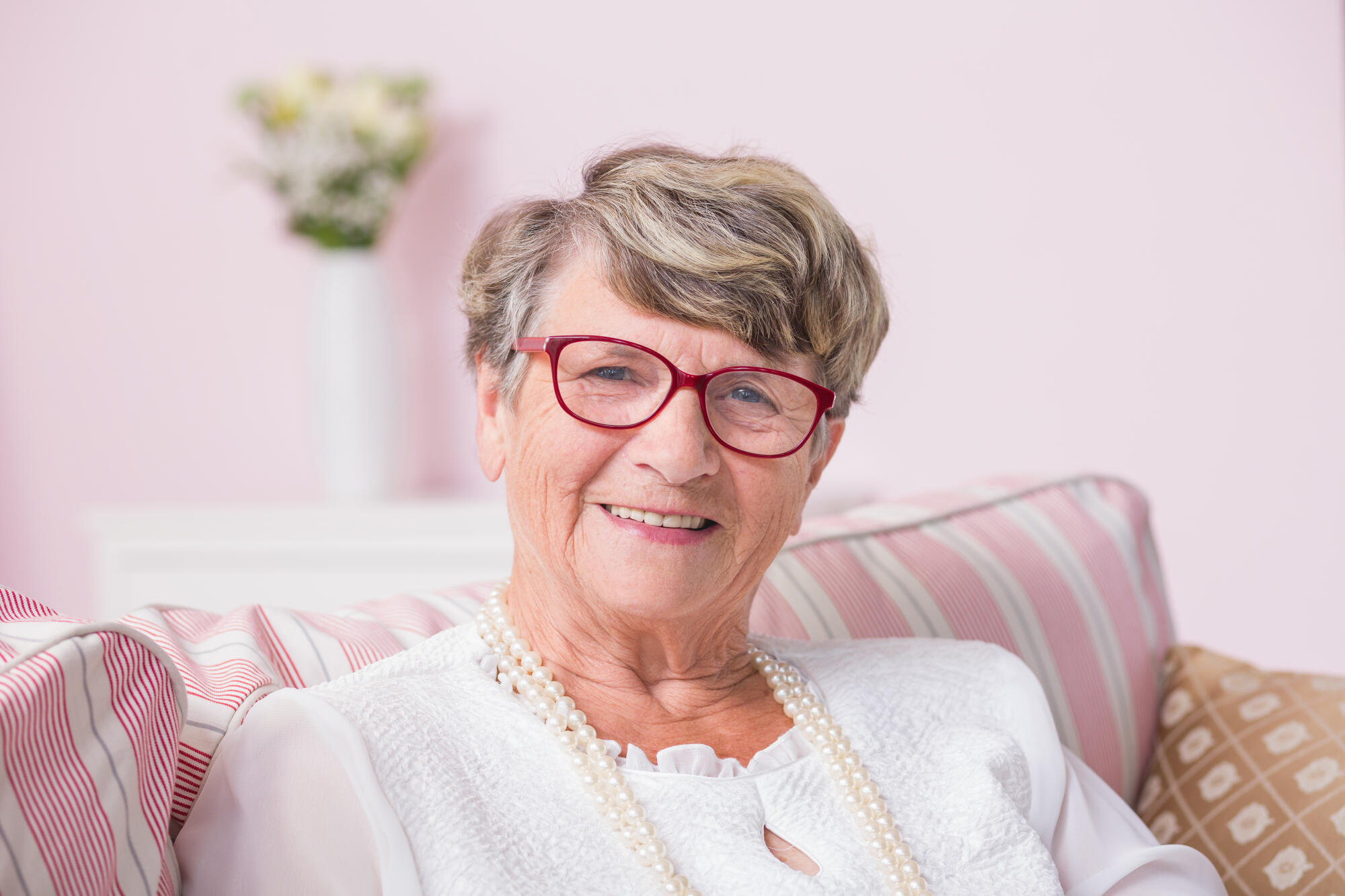 Portrait,Od,Smiled,Senior,Woman,Sitting,On,A,Couch,With